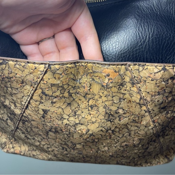 Matt & Nat Black & Cork everyday Crossbody Bag – Vegan Leather, Adjustable Strap - Picture 4 of 12